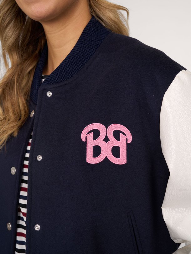 Ontdek de xBarbie wolmix bomberjack van Roseanna in de kleur donkerblauw bij Orangebag. Op werkdagen voor 21:45 besteld, morgen in huis.