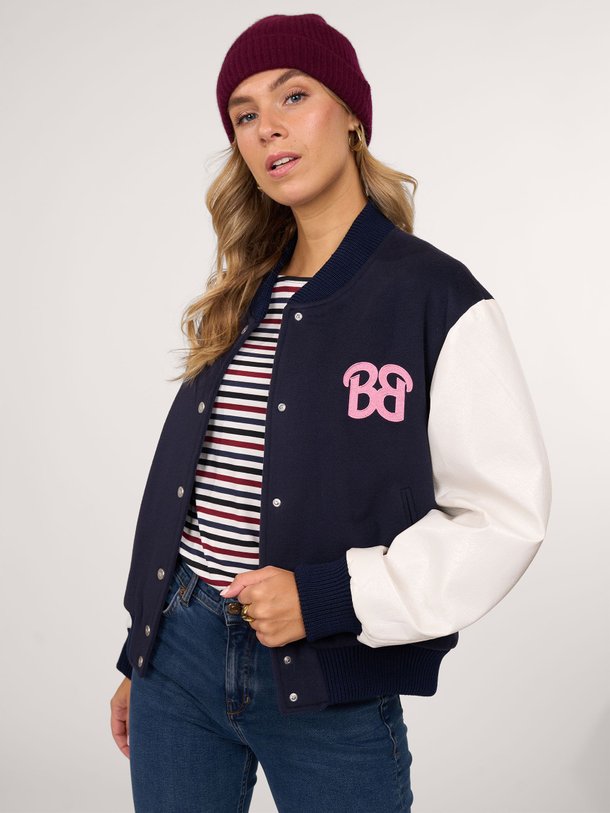 Ontdek de xBarbie wolmix bomberjack van Roseanna in de kleur donkerblauw bij Orangebag. Op werkdagen voor 21:45 besteld, morgen in huis.