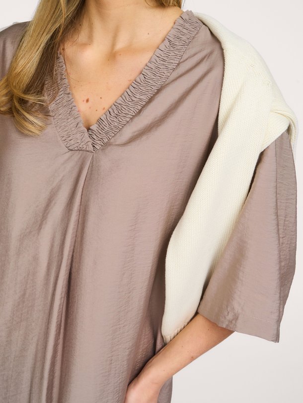 Ontdek de Callum viscosemix jurk van Co'Couture in de kleur Taupe bij Orangebag. Op werkdagen voor 21:45 besteld, morgen in huis.