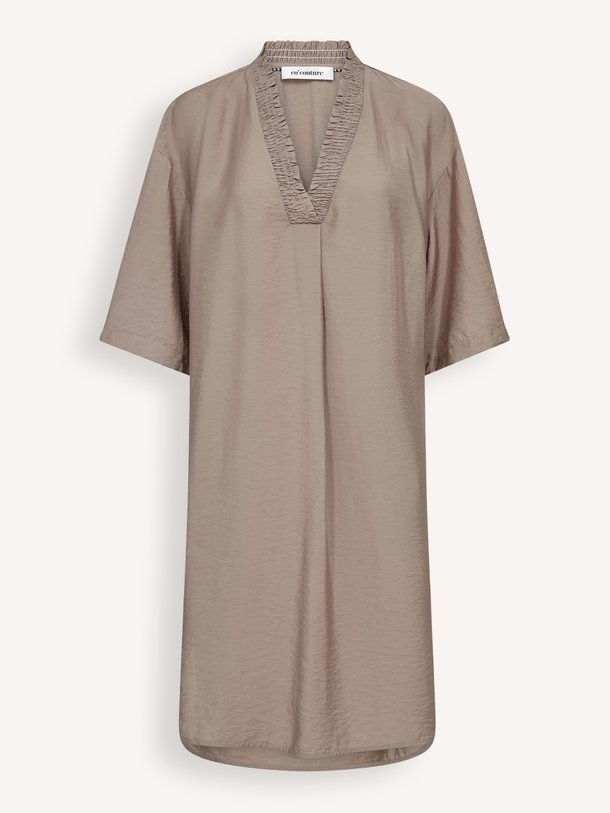 Ontdek de Callum viscosemix jurk van Co'Couture in de kleur Taupe bij Orangebag. Op werkdagen voor 21:45 besteld, morgen in huis.
