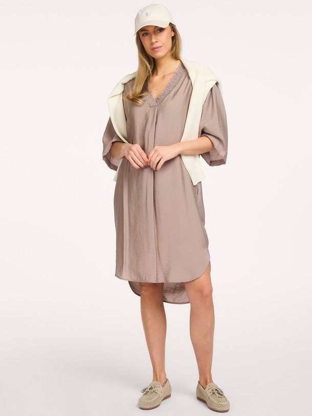 Ontdek de Callum viscosemix jurk van Co'Couture in de kleur Taupe bij Orangebag. Op werkdagen voor 21:45 besteld, morgen in huis.