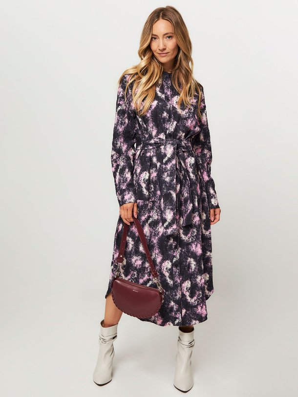 Ontdek de Zinni katoenmix doorknoopjurk met print van Mads Norgaard in de kleur roze bij Orangebag. Op werkdagen voor 21:45 besteld, morgen in huis.