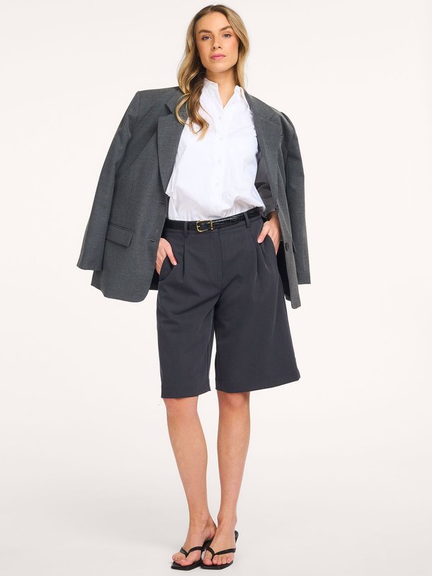 Ontdek de Elsa rayonmix bermuda short van Sofie Schnoor in de kleur Donkergrijs bij Orangebag. Op werkdagen voor 21:45 besteld, morgen in huis.