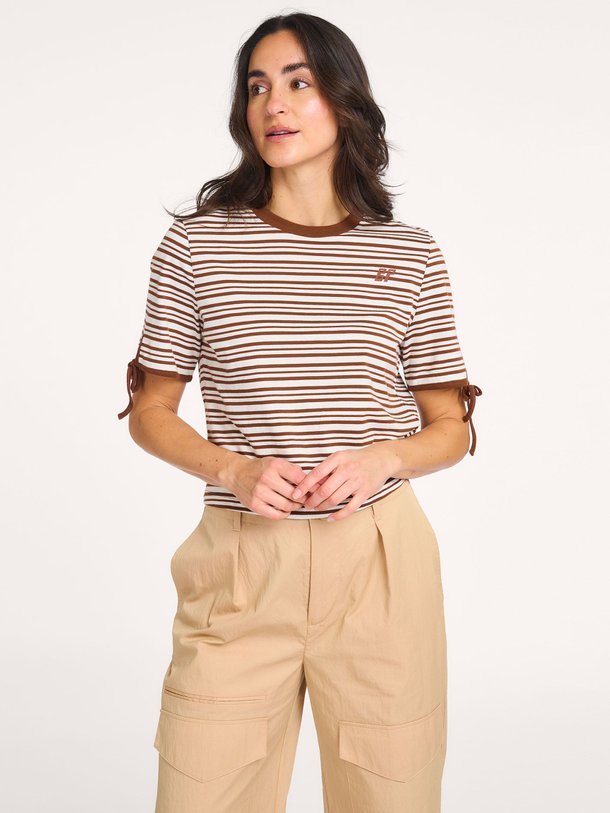 Ontdek de Janet organic cotton T-shirt van Baum und Pferdgarten in de kleur Caramel bij Orangebag. Op werkdagen voor 21:45 besteld, morgen in huis.