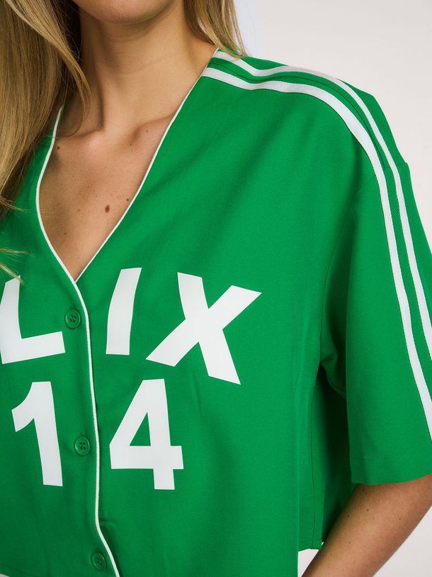 Ontdek de ladies woven cropped baseball shirt van Alix The Label bij Orangebag. Op werkdagen voor 21:45 besteld, morgen in huis.