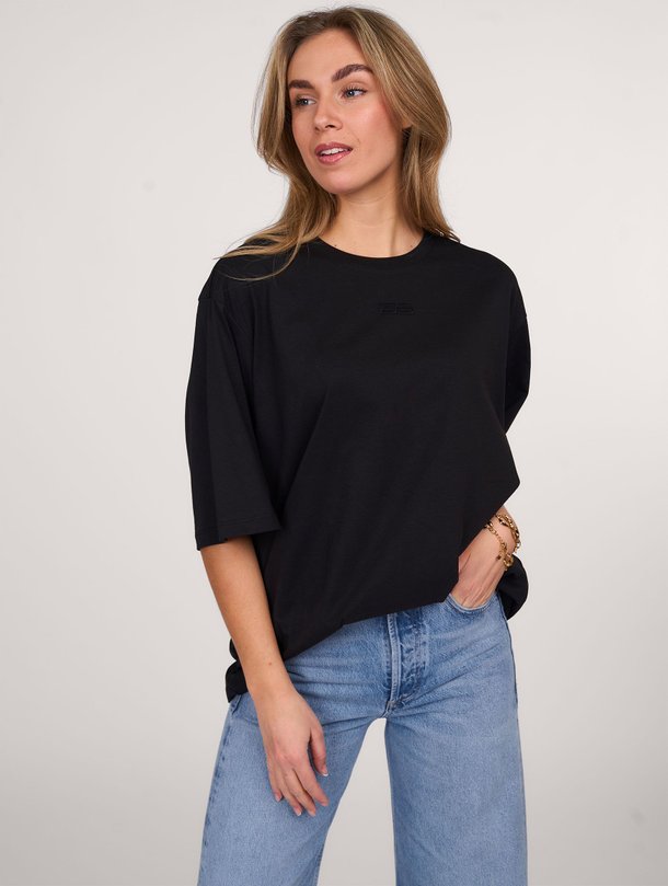Ontdek de Simma katoenen oversized T-shirt van Gestuz in de kleur zwart bij Orangebag. Op werkdagen voor 21:45 besteld, morgen in huis.