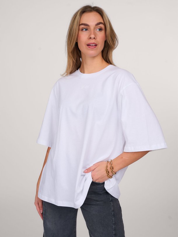 Ontdek de Simma katoenen oversized T-shirt van Gestuz in de kleur wit bij Orangebag. Op werkdagen voor 21:45 besteld, morgen in huis.