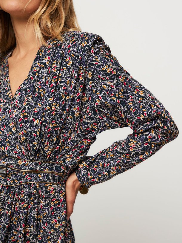 Ontdek de Irabey viscose jurk met print van Louizon in de kleur donkerblauw bij Orangebag. Op werkdagen voor 21:45 besteld, morgen in huis.