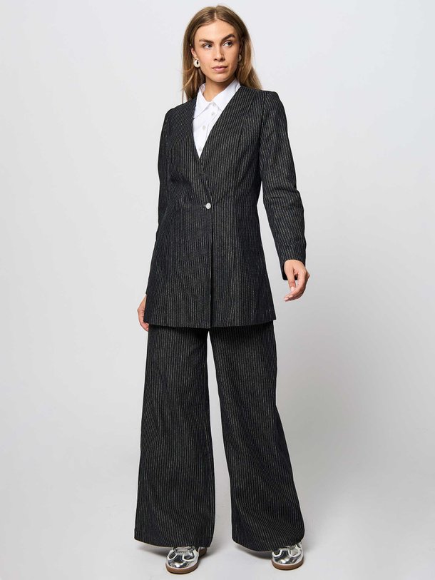 Ontdek de Enid katoenmix krijtstreep blazer van Co'Couture in de kleur zwart bij Orangebag. Op werkdagen voor 21:45 besteld, morgen in huis.