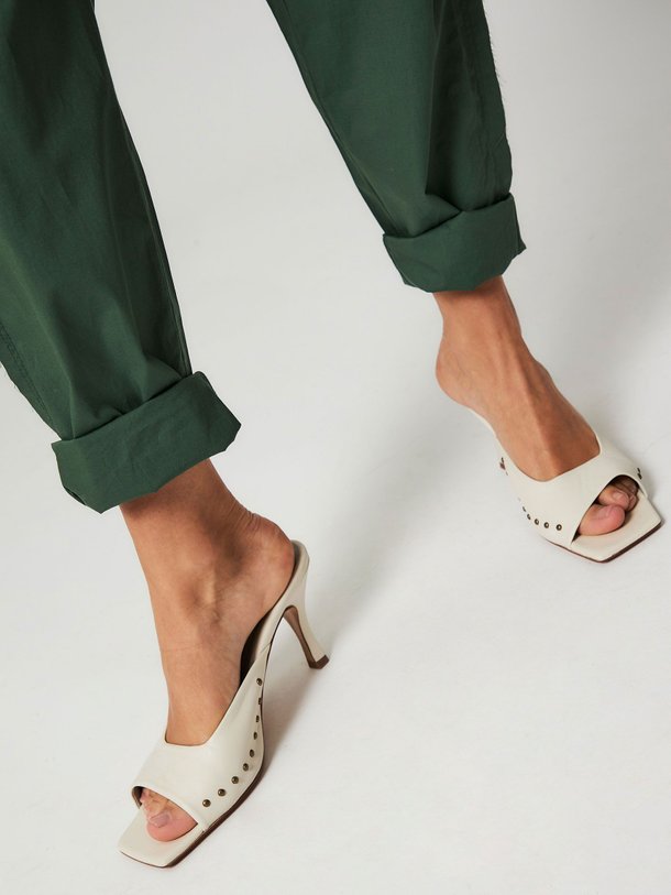 Ontdek de Soho lederen muiltjes met studs van Silver Grace in de kleur crème bij Orangebag. Op werkdagen voor 21:45 besteld, morgen in huis.