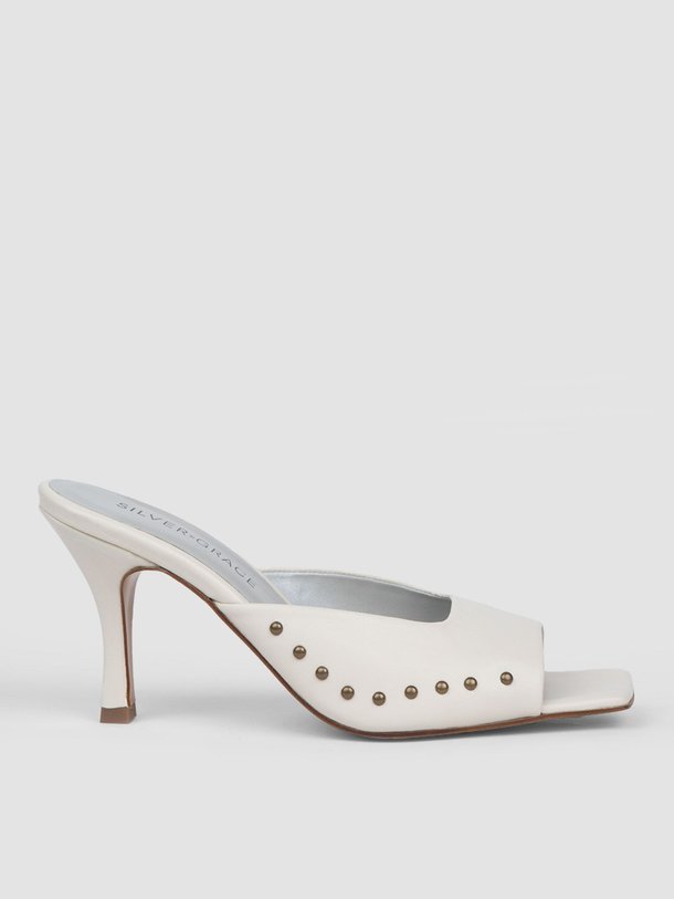 Ontdek de Soho lederen muiltjes met studs van Silver Grace in de kleur crème bij Orangebag. Op werkdagen voor 21:45 besteld, morgen in huis.