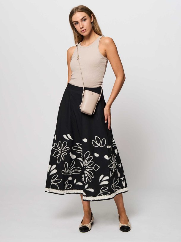 Ontdek de Layla katoenen poplin rok met dessin van Ulla Johnson in de kleur zwart bij Orangebag. Op werkdagen voor 21:45 besteld, morgen in huis.