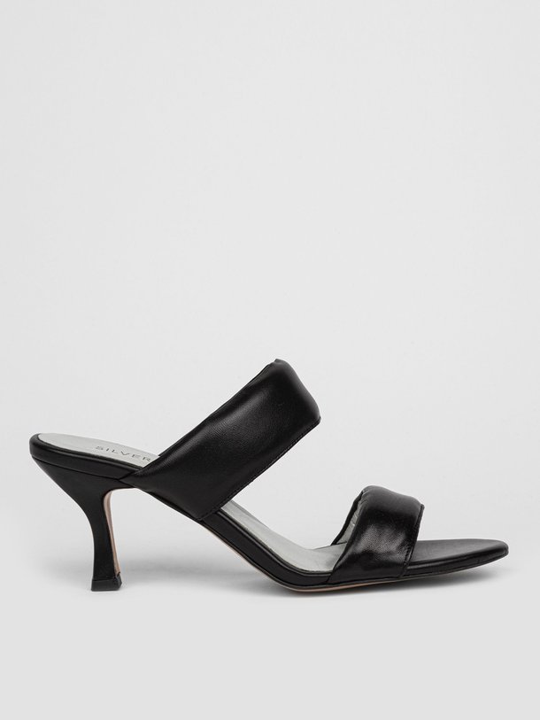 Ontdek de Seema lederen muiltjes van Silver Grace in de kleur zwart bij Orangebag. Op werkdagen voor 21:45 besteld, morgen in huis.