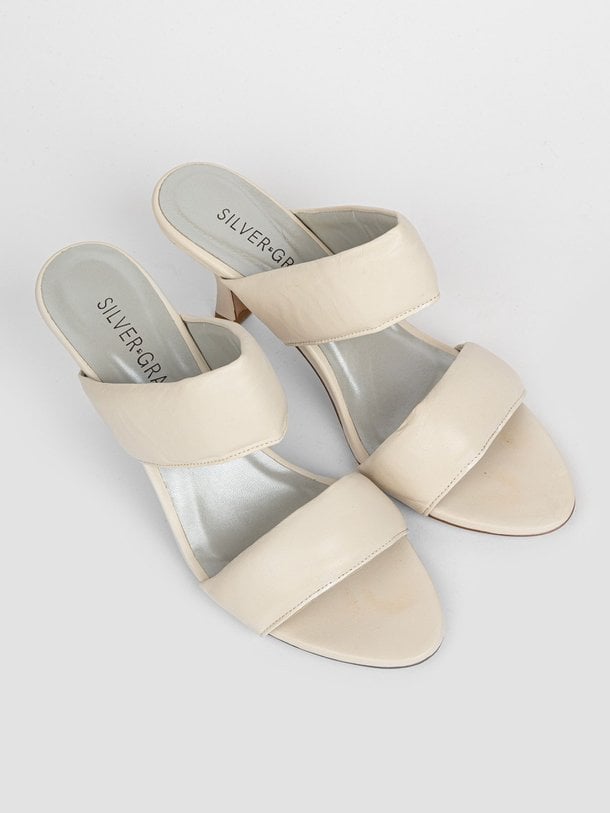 Ontdek de Seema lederen muiltjes van Silver Grace in de kleur ecru bij Orangebag. Op werkdagen voor 21:45 besteld, morgen in huis.