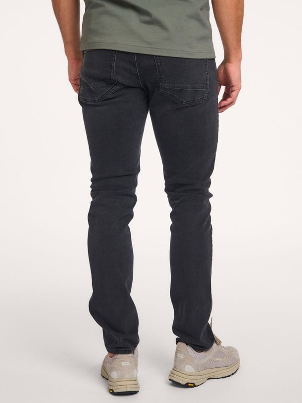 Denham Razor - Regular Waist Slim Fit Jeans - Antraciet Ontdek de Razor regular waist slim fit jeans van Denham in de kleur antraciet bij Orangebag. Op werkdagen voor 21:45 besteld, morgen in huis.