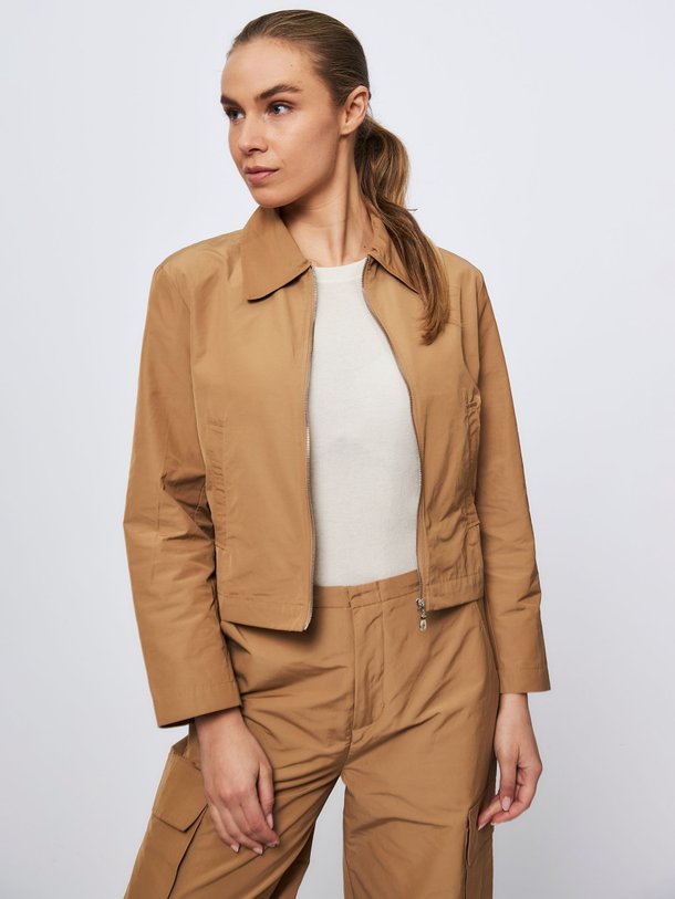 Ontdek de Sofie katoenmix jack van Graumann in de kleur camel bij Orangebag. Op werkdagen voor 21:45 besteld, morgen in huis.