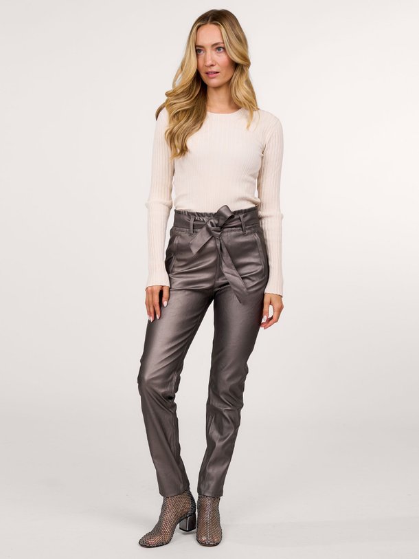 Ontdek de Francis leatherlook metallic paperbag broek van Knit-ted in de kleur taupe bij Orangebag. Op werkdagen voor 21:45 besteld, morgen in huis.
