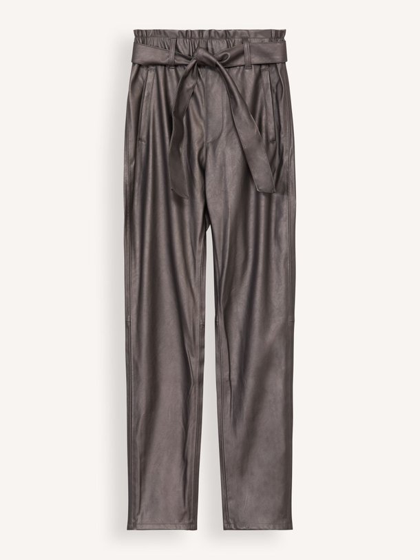 Ontdek de Francis leatherlook metallic paperbag broek van Knit-ted in de kleur taupe bij Orangebag. Op werkdagen voor 21:45 besteld, morgen in huis.