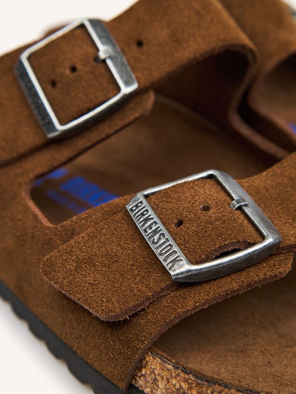 Ontdek de Arizona suède big buckle slippers van Birkenstock in de kleur Donkerbruin bij Orangebag. Op werkdagen voor 21:45 besteld, morgen in huis.