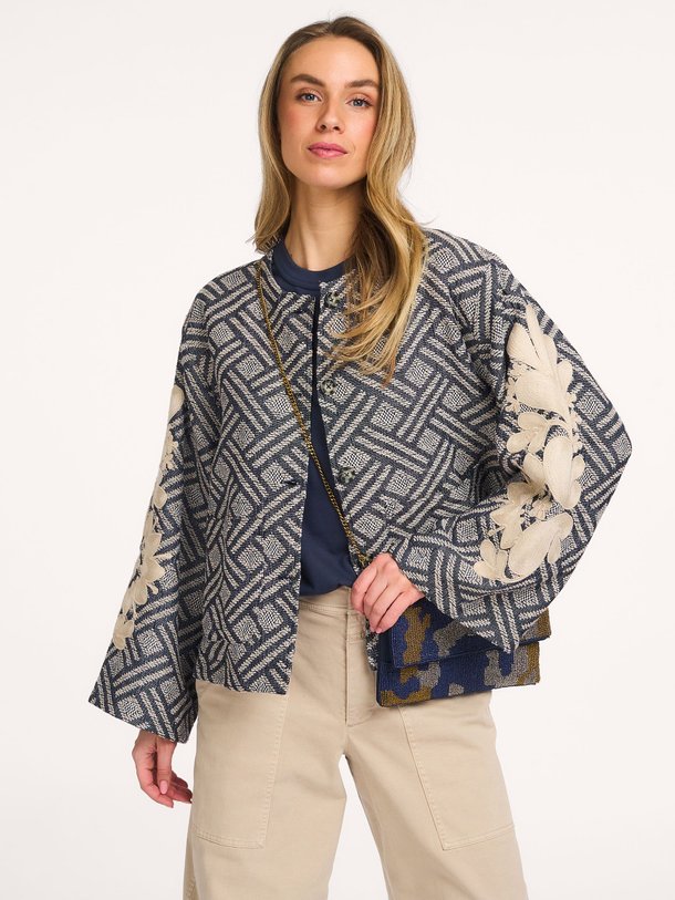 Ontdek de Katoenmix reversible jack van Summum in de kleur Donkerblauw bij Orangebag. Op werkdagen voor 21:45 besteld, morgen in huis.