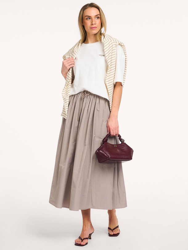 Ontdek de Juneau katoenmix midi rok van Sofie Schnoor in de kleur Groen/bruin bij Orangebag. Op werkdagen voor 21:45 besteld, morgen in huis.