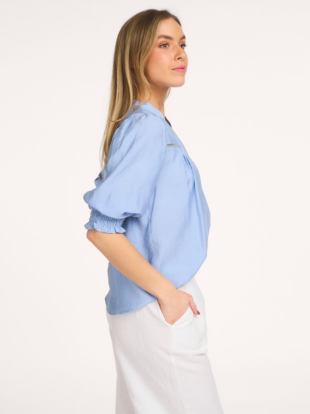 Ontdek de Callum geweven blouse van Co'Couture in de kleur Blauw bij Orangebag. Op werkdagen voor 21:45 besteld, morgen in huis.
