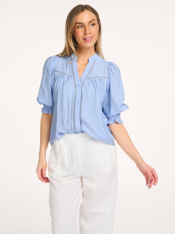 Ontdek de Callum geweven blouse van Co'Couture in de kleur Blauw bij Orangebag. Op werkdagen voor 21:45 besteld, morgen in huis.