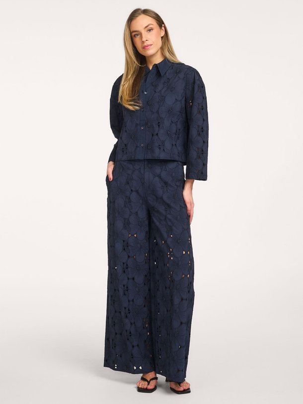 Ontdek de Iante katoenen blouse van Ruby Tuesday in de kleur Donkerblauw bij Orangebag. Op werkdagen voor 21:45 besteld, morgen in huis.