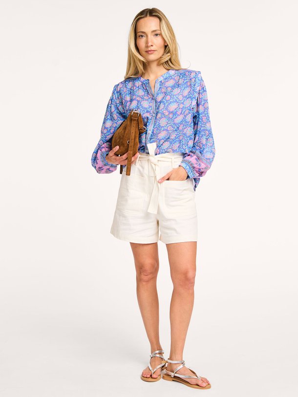 Ontdek de Jane organic cotton blouse met print van Louise Misha in de kleur blauw bij Orangebag. Op werkdagen voor 21:45 besteld, morgen in huis.
