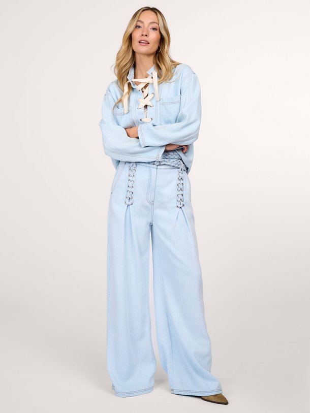 Ontdek de Fuxalima denim top van Munthe in de kleur lichtblauw bij Orangebag. Op werkdagen voor 21:45 besteld, morgen in huis.