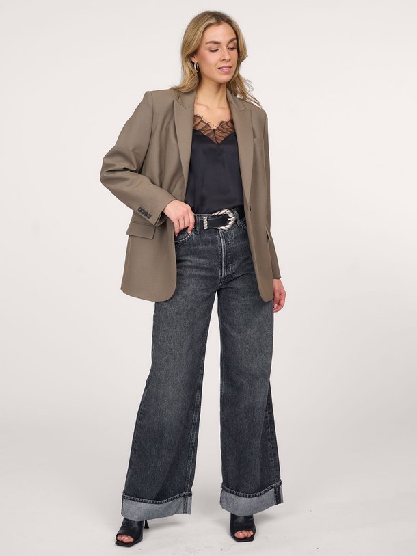 Ontdek de Chalan wolmix blazer van Iro in de kleur kaki bij Orangebag. Op werkdagen voor 21:45 besteld, morgen in huis.