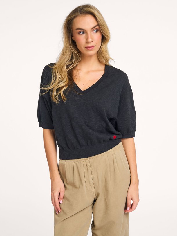 Ontdek de Dadif katoen/linnenmix top van Bellerose in de kleur Antraciet bij Orangebag. Op werkdagen voor 21:45 besteld, morgen in huis.