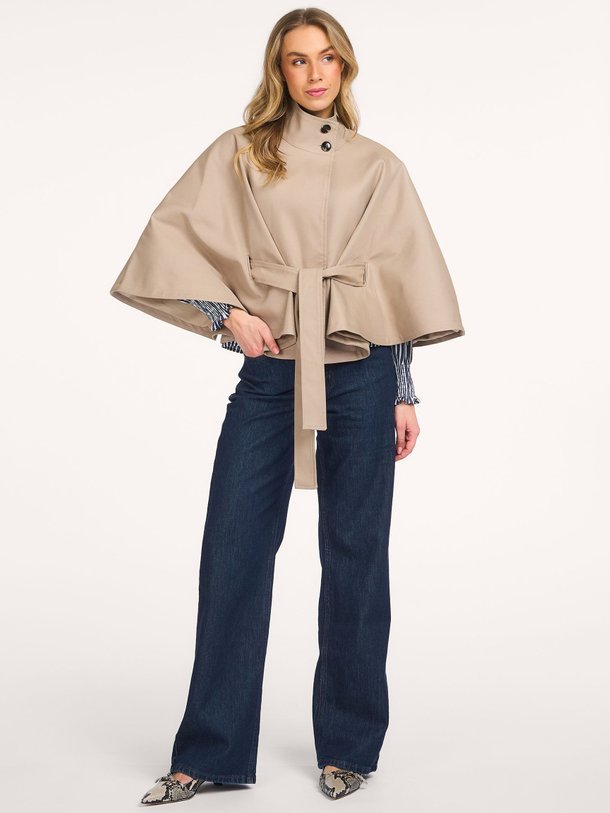 Ontdek de Zanna katoenmix cape van Neo Noir in de kleur Zand bij Orangebag. Op werkdagen voor 21:45 besteld, morgen in huis.