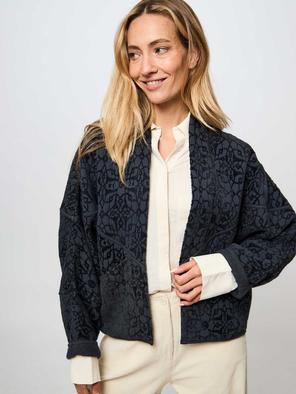 Ontdek de Flora katoenmix jasje met dessin van By-Bar in de kleur donkerblauw bij Orangebag. Op werkdagen voor 21:45 besteld, morgen in huis.