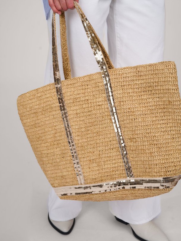 Ontdek de Cabas gevlochten shopper met pailletten van Vanessa Bruno in de kleur zand bij Orangebag. Op werkdagen voor 21:45 besteld, morgen in huis.