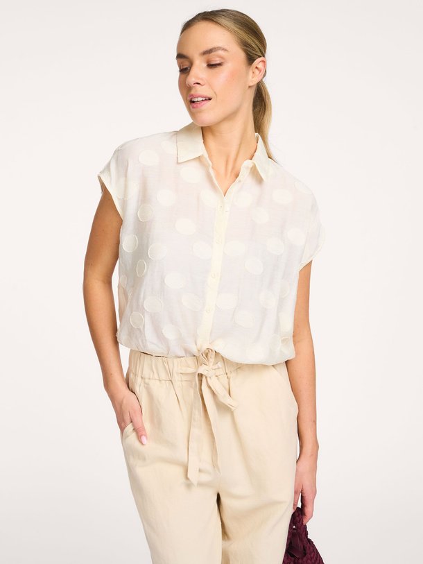 Ontdek de Lola viscosemix blouse van Knit-ted in de kleur Crème bij Orangebag. Op werkdagen voor 21:45 besteld, morgen in huis.