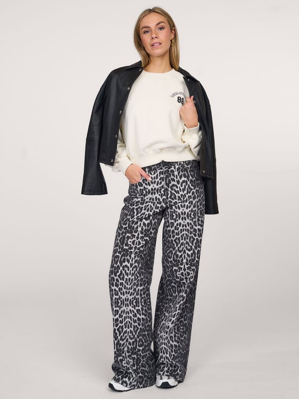 Ontdek de Sloane katoenen logo sweater van Love Stories in de kleur off-white bij Orangebag. Op werkdagen voor 21:45 besteld, morgen in huis.