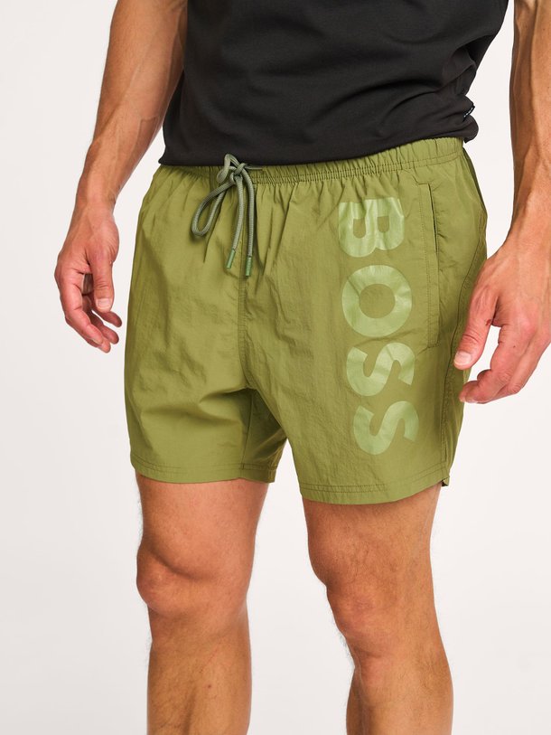 Ontdek de Octopus geweven logo zwembroek van Boss in de kleur donkergroen bij Orangebag. Op werkdagen voor 21:45 besteld, morgen in huis.