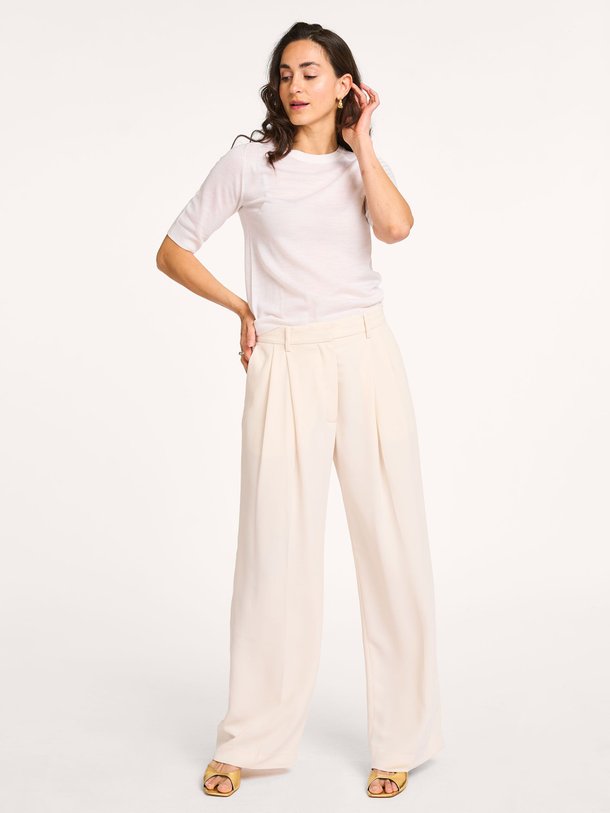 Ontdek de Enzo geweven wide leg broek van DAY Birger et Mikkelsen in de kleur off-white bij Orangebag. Op werkdagen voor 21:45 besteld, morgen in huis.