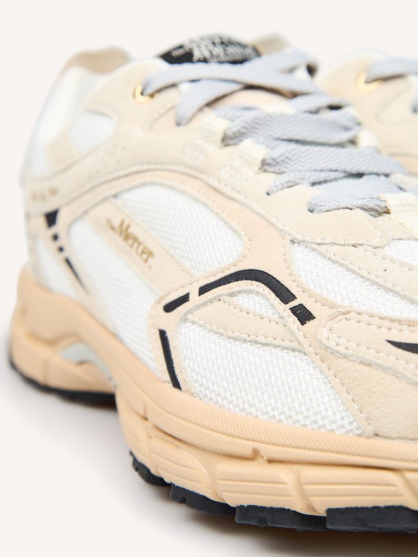 Ontdek de The Re-Run Desert suède sneakers met mesh van Mercer Amsterdam in de kleur Off-white bij Orangebag. Op werkdagen voor 21:45 besteld, morgen in huis.