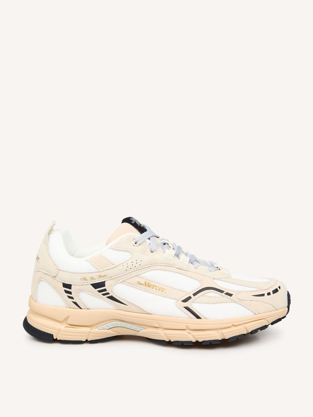 Ontdek de The Re-Run Desert suède sneakers met mesh van Mercer Amsterdam in de kleur Off-white bij Orangebag. Op werkdagen voor 21:45 besteld, morgen in huis.