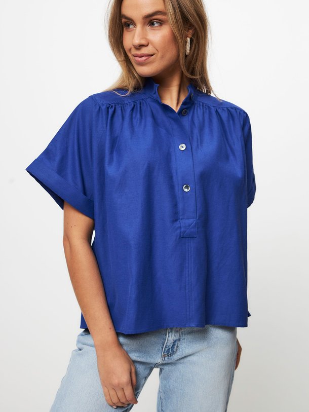 Ontdek de Pear viscosemix blouse van Bellerose in de kleur kobalt bij Orangebag. Op werkdagen voor 21:45 besteld, morgen in huis.