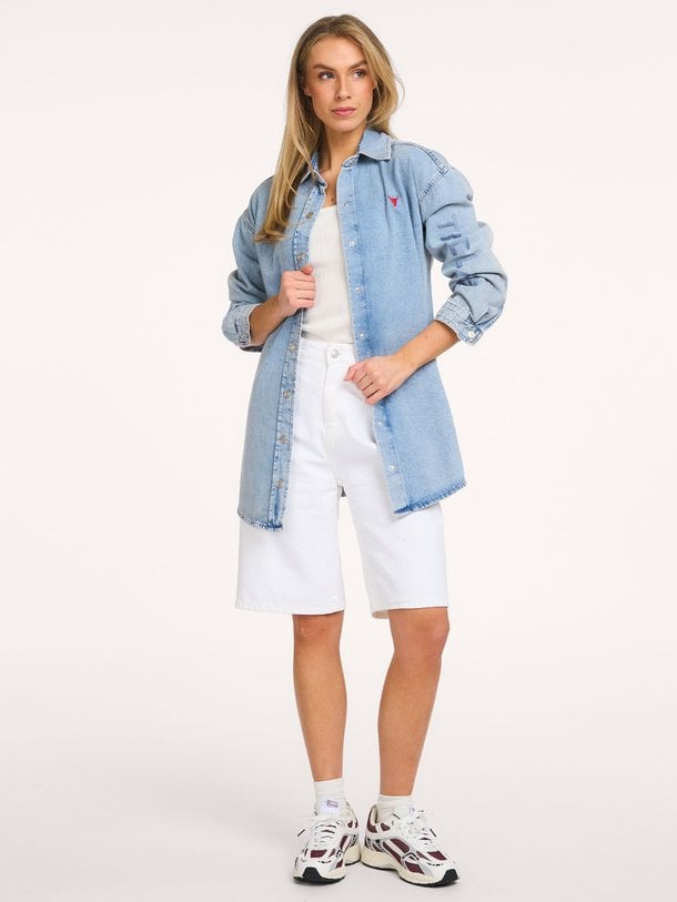 Ontdek de Denim oversized blouse van Alix The Label in de kleur Lichtblauw bij Orangebag. Op werkdagen voor 21:45 besteld, morgen in huis.