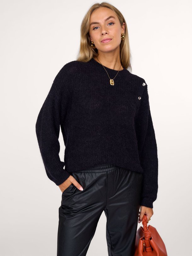 Ontdek de Bruni alpacamix trui van Dante 6 in de kleur zwart bij Orangebag. Op werkdagen voor 21:45 besteld, morgen in huis.