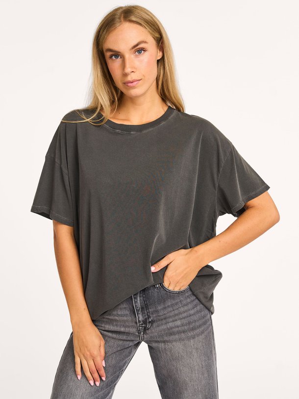 Ontdek de Pymaz katoenmix oversized T-shirt van American Vintage in de kleur antraciet bij Orangebag. Op werkdagen voor 21:45 besteld, morgen in huis.