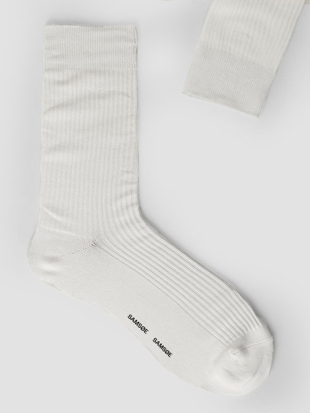 Ontdek de Hanse duurzame katoenmix sokken van Samsoe Samsoe in de kleur wit bij Orangebag. Op werkdagen voor 21:45 besteld, morgen in huis.