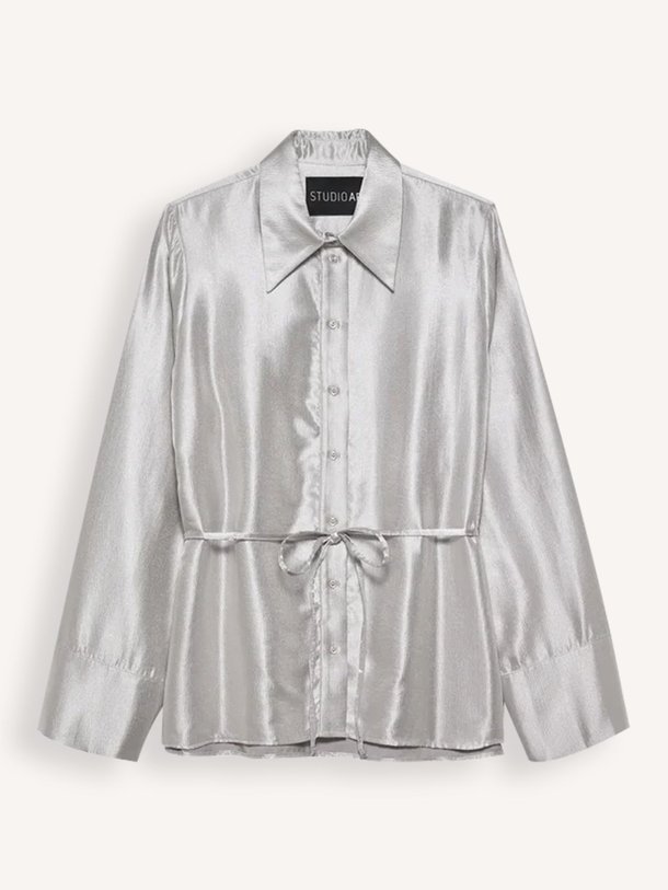 Ontdek de Ebonee viscosemix glanzende blouse van Studio AR in de kleur zilverkleur bij Orangebag. Op werkdagen voor 21:45 besteld, morgen in huis.
