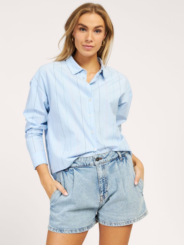 Ontdek de Elvie katoenen blouse met gestreept dessin van By-Bar in de kleur lichtblauw bij Orangebag. Op werkdagen voor 21:45 besteld, morgen in huis.