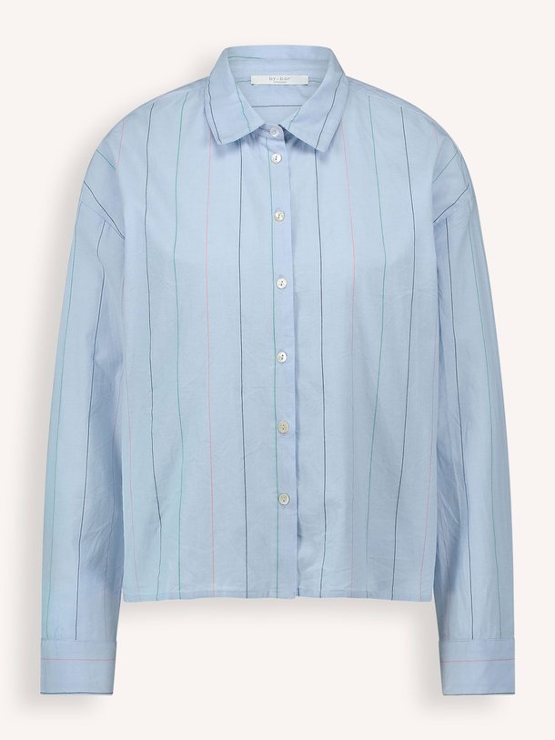 Ontdek de Elvie katoenen blouse met gestreept dessin van By-Bar in de kleur lichtblauw bij Orangebag. Op werkdagen voor 21:45 besteld, morgen in huis.