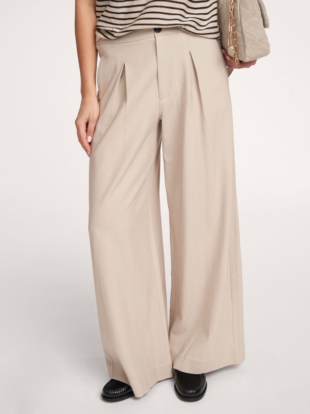 Ontdek de Perry lyocellmix wide leg pantalon van Ruby Tuesday in de kleur lichtgrijs bij Orangebag. Op werkdagen voor 21:45 besteld, morgen in huis.